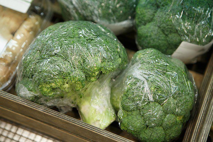 how-to-store-broccoli-Broccoli-in-sealed-packets-ready-for-freezing