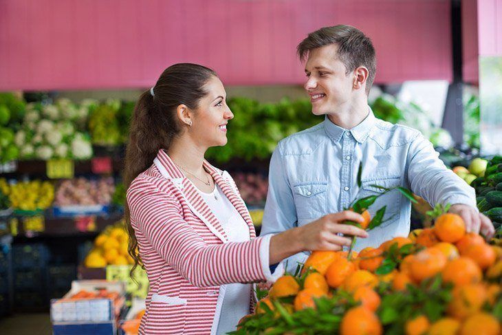 Couple-shopping-for-fresh-groceries-when-to-pick-banana-pepper