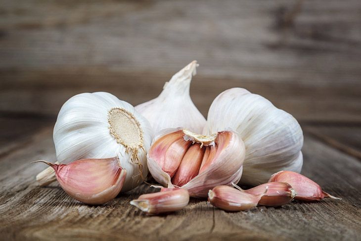 Garlic-bulbs-andcloves-on-wood-how-to-grow-garlic-indoors