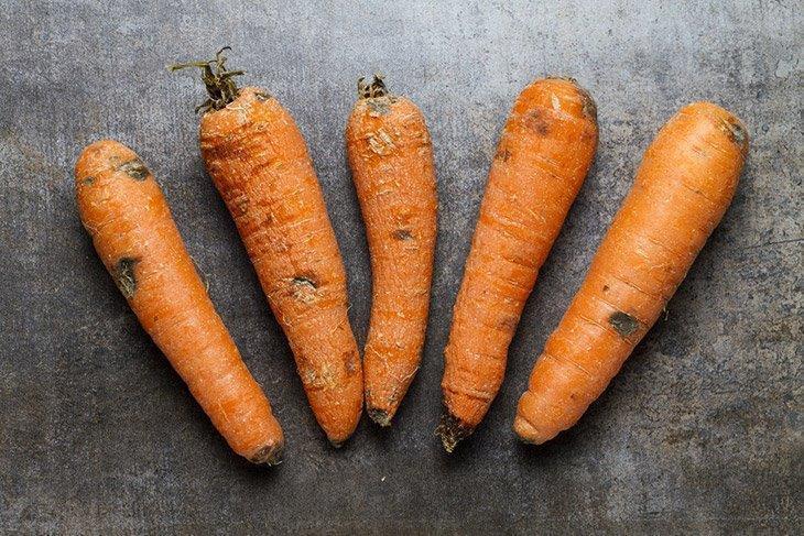 Image-of-carrots-with-white-bush-how-long-do-organic-carrots-last