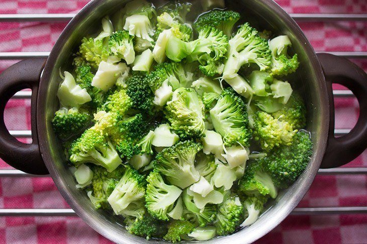 how-to-store-broccoli-Cutting-the-broccoli-to-pieces