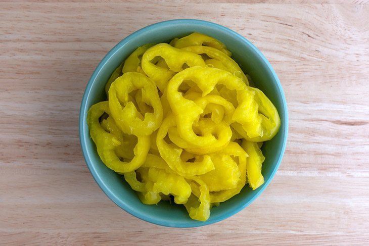 Banana-pepper-sliced-in-a-bowl-when-to-pick-banana-pepper