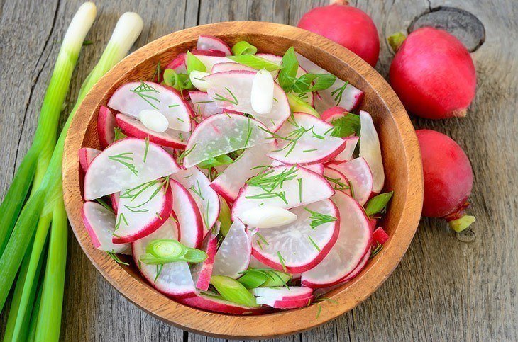 Radish-salad-in-a-bowl-how-to-store-radishes