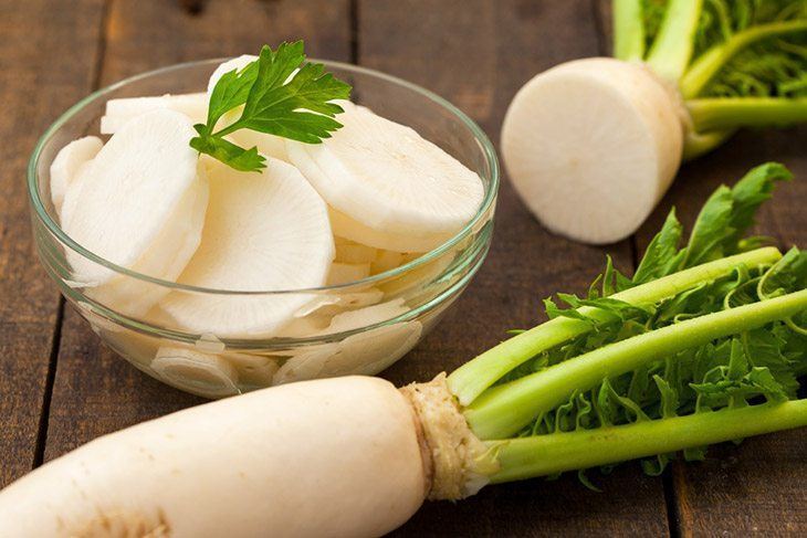 White-daikon-radishes-on-a-wooden-table-how-to-store-radishes