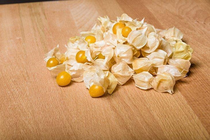 Husks-removed-from-yellow-tomatillos-how-to-store-tomatillos