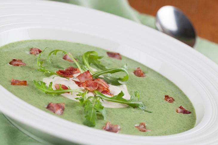 A creamy soup with bacon and Arugula