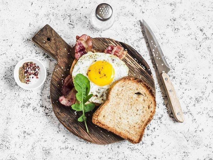 A-toast-with-sunny-side-egg-bacon-and-Arugula-how-to-harvest-Arugula