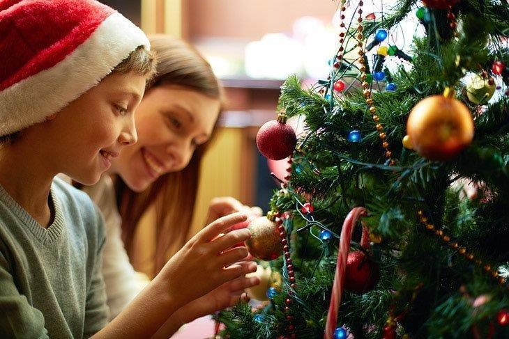 Pretty-girl-with-mum-are-decorating-a-Christmas-tree-in-the-house-How-to-Put-Ribbon-on-a-Christmas -tree