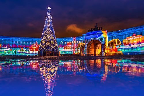 Petersburg-is-decorated-for-the-new-year.-New-Year-tree-on-the-palace-square-in-St.-Petersburg.-New-Year.-Light-show.-Russia